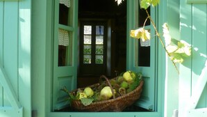 A wicker basket filled with fruits and vegetables on a porch. - Chez Pailhas - Régades (Régades)