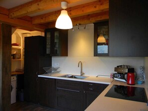 Kylskåp, mikrovågsugn, diskmaskin och barnstol