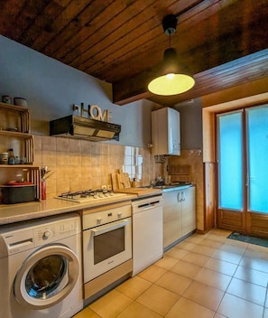 Fridge, microwave, dishwasher - Gîte Family Rey - Montauban-de-Luchon (Montauban-de-Luchon)
