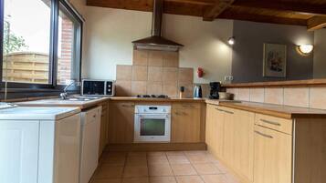 Een koelkast, een microgolfoven, een vaatwasser, een kinderstoel