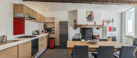 Geladeira, micro-ondas, lava-louças, cadeirão de bebê