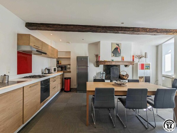 Kjøleskap, mikrobølgeovn, oppvaskmaskin og høy barnestol