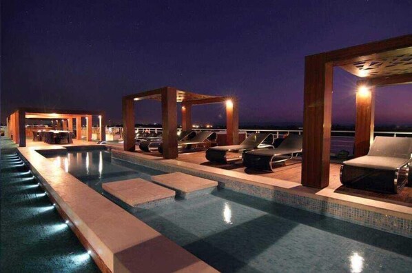 Una piscina al aire libre