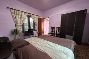 2 室のベッドルーム、デスク、WiFi、ベッドシーツ