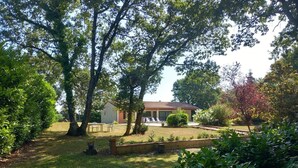Ein Haus mit Rasen, Pool und Garten.