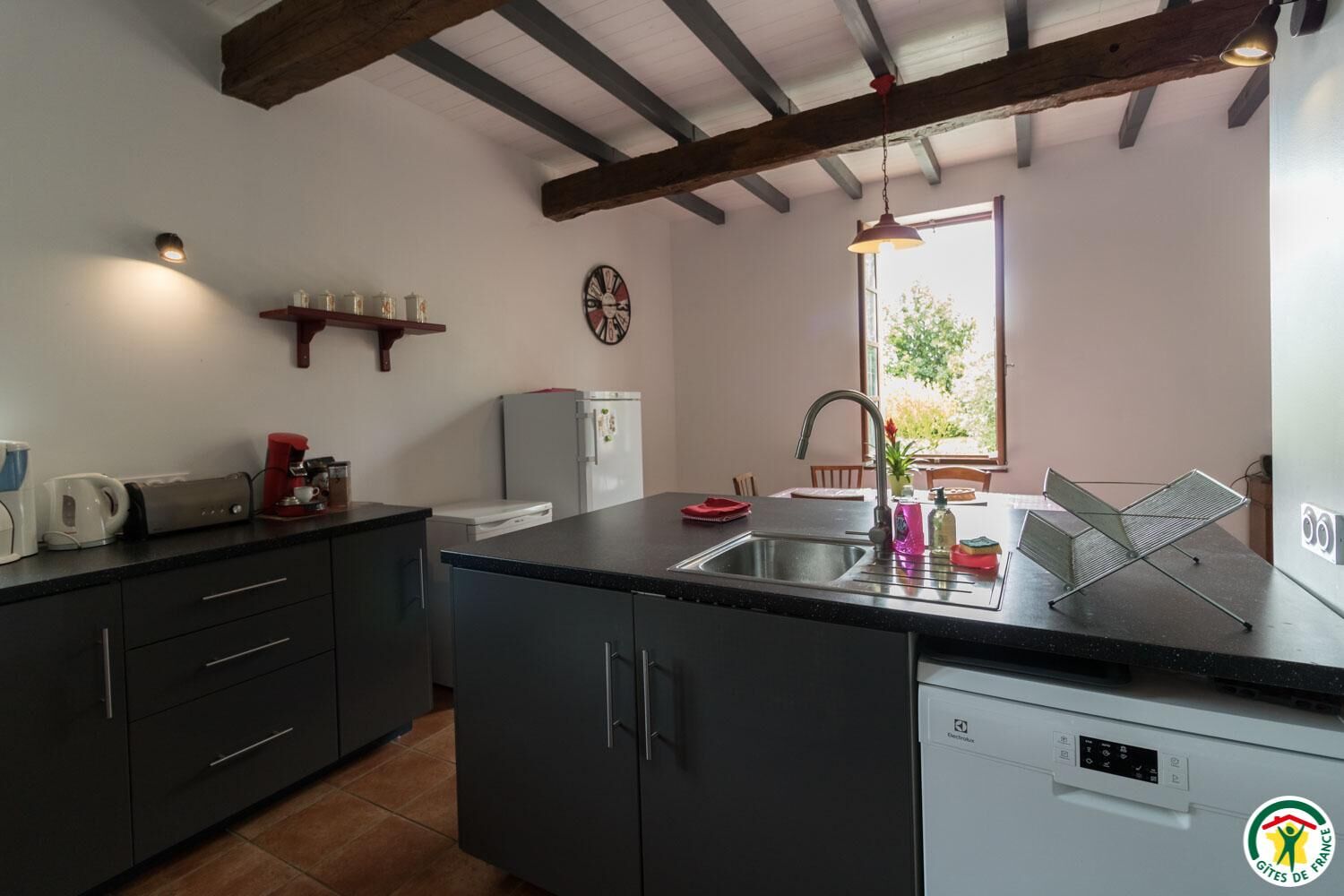 Kjøleskap, mikrobølgeovn, oppvaskmaskin og høy barnestol