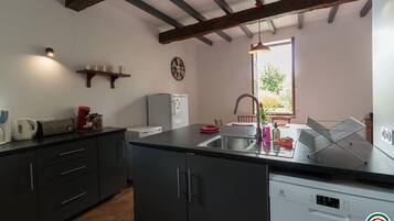 Kjøleskap, mikrobølgeovn, oppvaskmaskin og høy barnestol