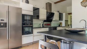 Refrigerador, microondas, lavavajillas y periquera