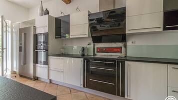 Refrigerador, microondas, lavavajillas y periquera