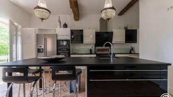 Réfrigérateur, micro-ondes, lave-vaisselle, chaise haute