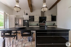 Réfrigérateur, micro-ondes, lave-vaisselle, chaise haute