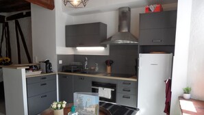 A compact kitchen with modern appliances, a built-in oven, and a stainless steel range hood. - Escapade Lauragaise - Saint-Félix-Lauragais (Saint-Félix-Lauragais)