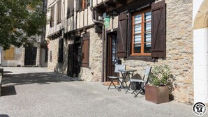 A traditional stone building with a sign indicating a restaurant. There are outdoor tables and chairs. - Escapade Lauragaise - Saint-Félix-Lauragais (Saint-Félix-Lauragais)