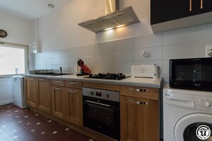 Kühlschrank, Mikrowelle, Ofen, Geschirrspüler