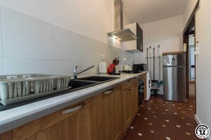Kühlschrank, Mikrowelle, Ofen, Geschirrspüler