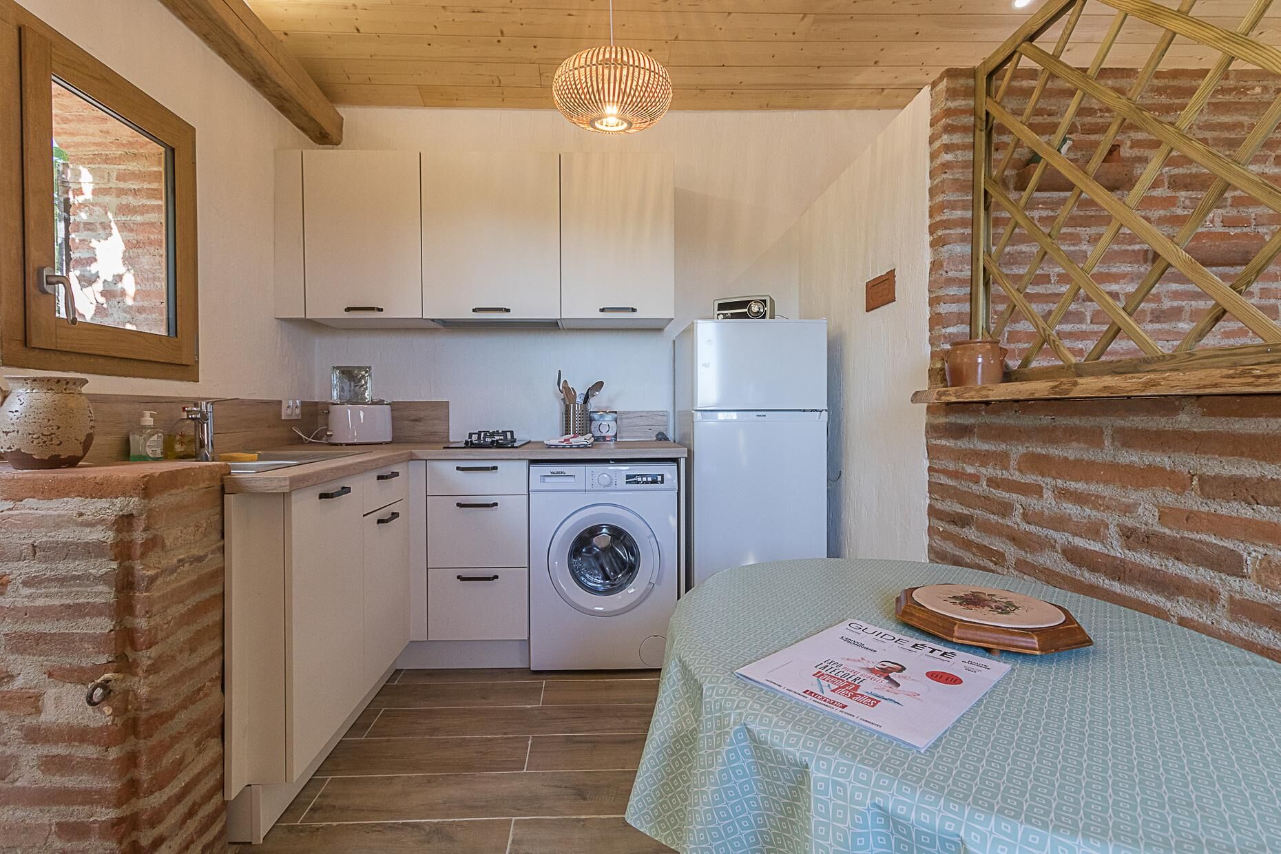 Réfrigérateur, micro-ondes, chaise haute