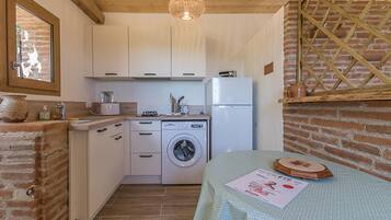 Réfrigérateur, micro-ondes, chaise haute