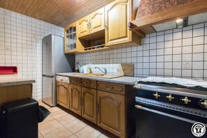Kylskåp, mikrovågsugn, diskmaskin och barnstol