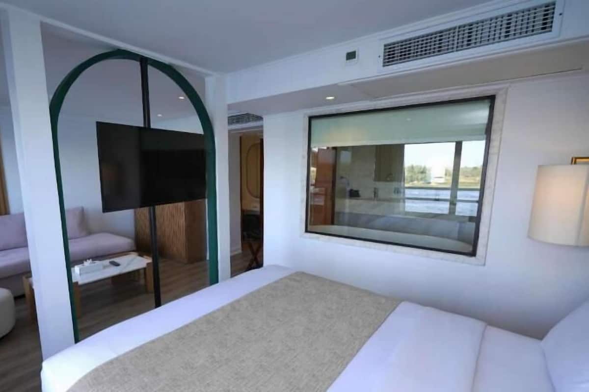 Superior Suite | 1 bedroom, iron/ironing board, free WiFi