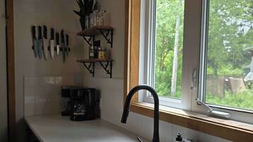 Coffee/tea maker, fridge, microwave, oven