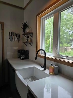 Coffee/tea maker, fridge, microwave, oven
