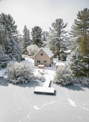 Exterior - Le Lac Apaisant - Winter Lakeside Escape, Hot Tub & Dock (Saint-Calixte)