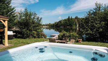 Bañera de hidromasaje al aire libre