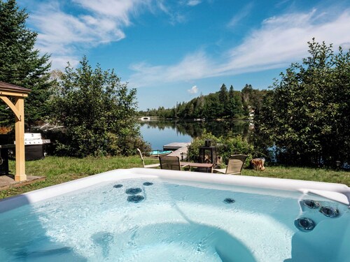Le Lac Apaisant - Winter Lakeside Escape, Hot Tub & Dock
