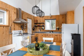 Fridge, microwave, oven, stovetop - Le Lac Apaisant - Winter Lakeside Escape, Hot Tub & Dock (Saint-Calixte)