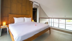 Een moderne slaapkamer met een groot bed, houten paneelwanden, een nachtkastje en een raam met uitzicht.