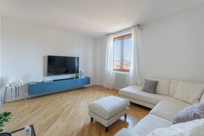 Smart-TV, Bücher, Stereoanlage