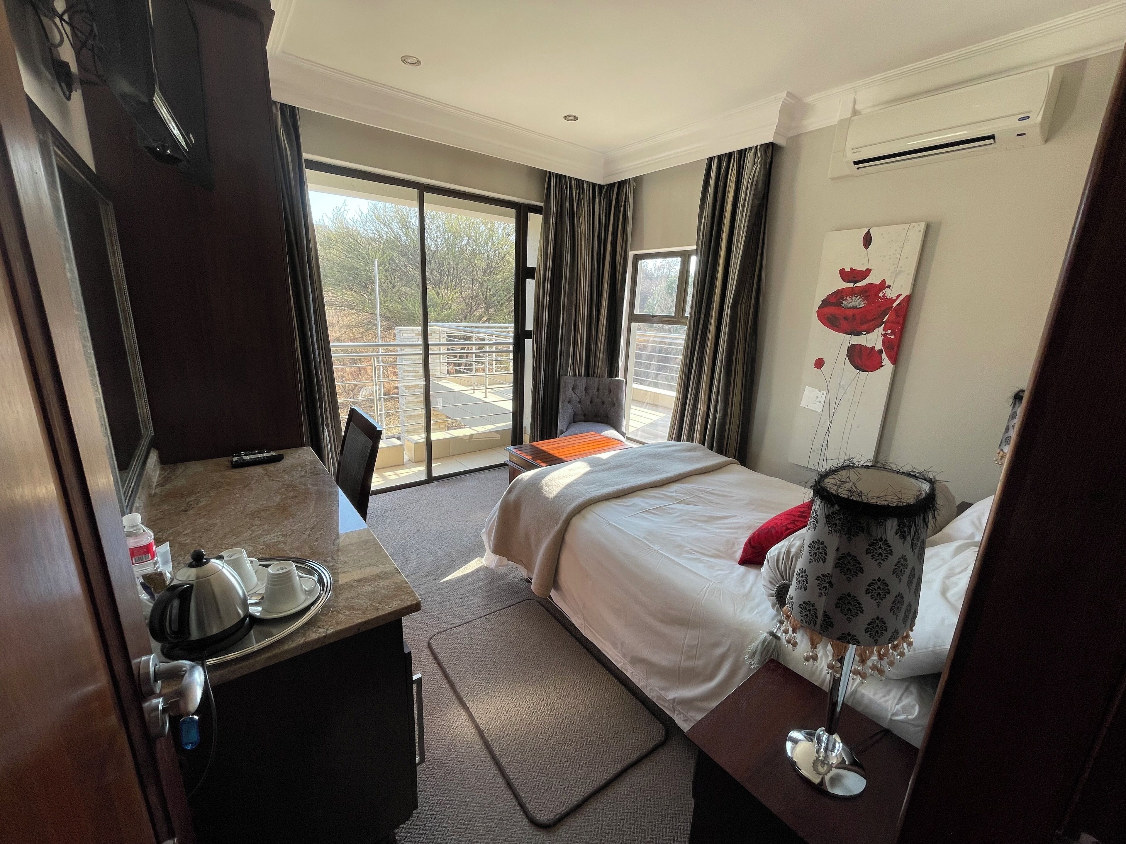 Chambre Double Standard, balcon, vue colline | Coffres-forts dans les chambres, bureau