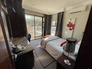 Caja de seguridad en la habitación y escritorio