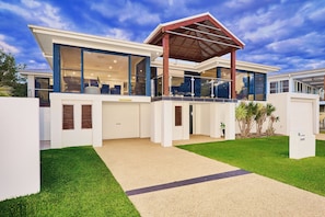 Exterior - Riverside Luxury : 4  BR, 2  BA House in Port Macquarie , Sleeps 8 (Port Macquarie)