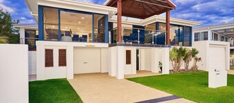Riverside Luxury - Enchanting split-level home