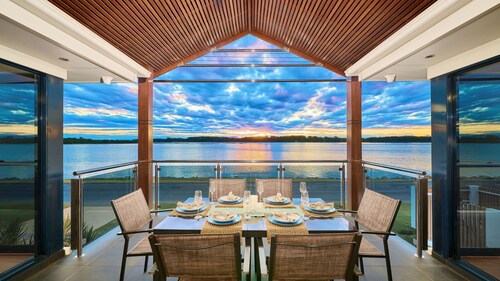 Riverside Luxury - Enchanting split-level home