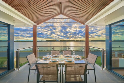 Riverside Luxury : 4  BR, 2  BA House in Port Macquarie , Sleeps 8