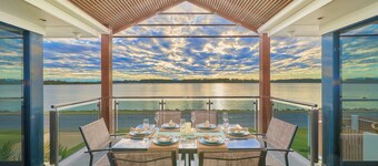 Riverside Luxury : 4  BR, 2  BA House in Port Macquarie , Sleeps 8