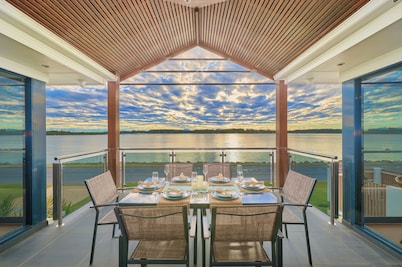 Riverside Luxury : 4  BR, 2  BA House in Port Macquarie , Sleeps 8