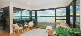 Riverside Luxury : 4  BR, 2  BA House in Port Macquarie , Sleeps 8