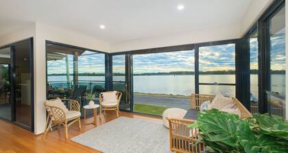 Riverside Luxury : 4 BR, 2 BA House in Port Macquarie , Sleeps 8