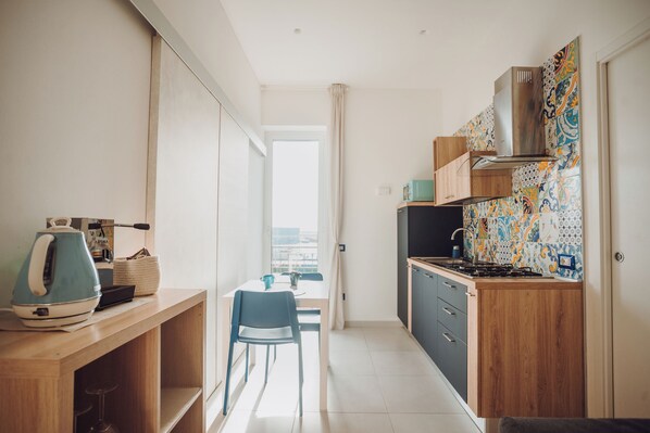 Private kitchen - Victoria Apartments: Capri | 5 mins from Pompeii Ruins (Torre Annunziata)