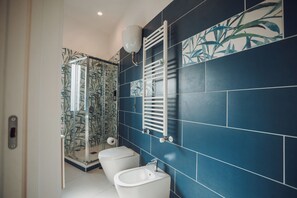 Ducha, secador de pelo, bidet, toallas