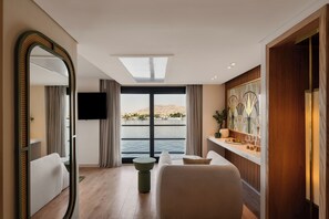 Suite – royal, elveutsikt | Minibar, safe på rommet, strykejern/-brett og wi-fi (inkludert)