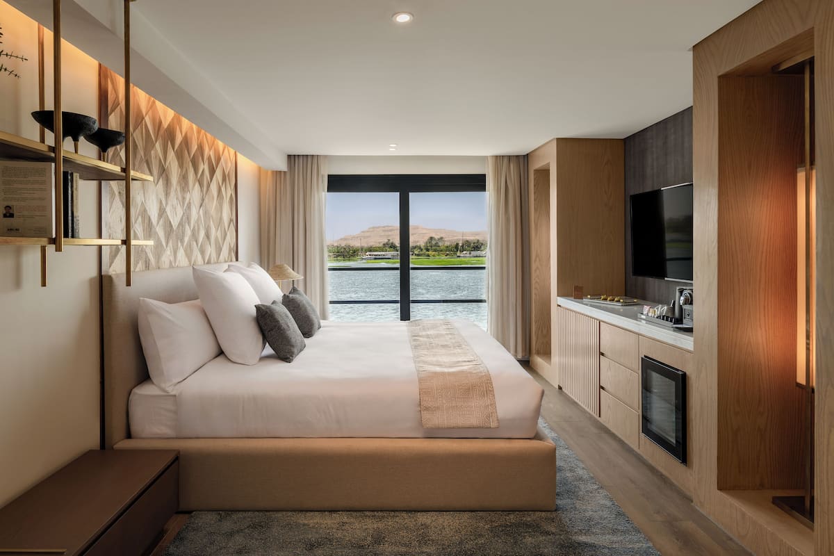 Suite Junior, vista fiume | 1 camera, minibar, una cassaforte in camera, ferro/asse da stiro