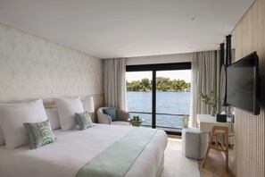 Dobbelt- eller tomannsrom – deluxe, elveutsikt | Minibar, safe på rommet, strykejern/-brett og wi-fi (inkludert)