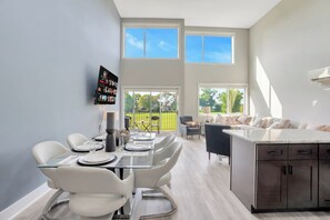 Dining - Luxe Condo Overlooking Park (Birmingham)