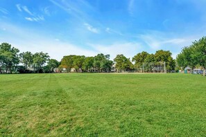 Sport court - Luxe Condo Overlooking Park (Birmingham)