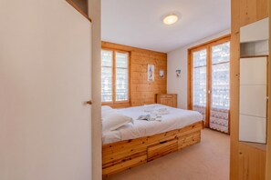 2 bedrooms, iron/ironing board, bed sheets