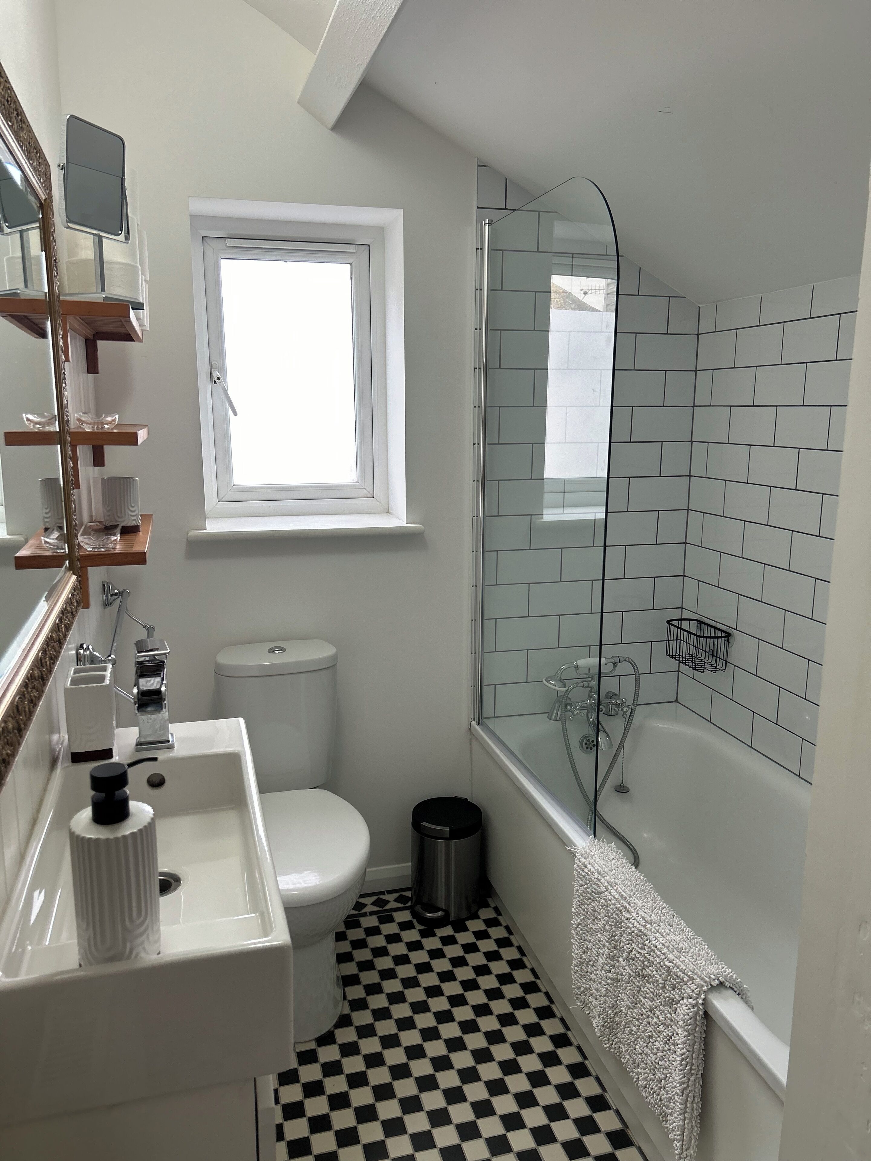 Haartrockner, Handtücher, Seife, Toilettenpapier